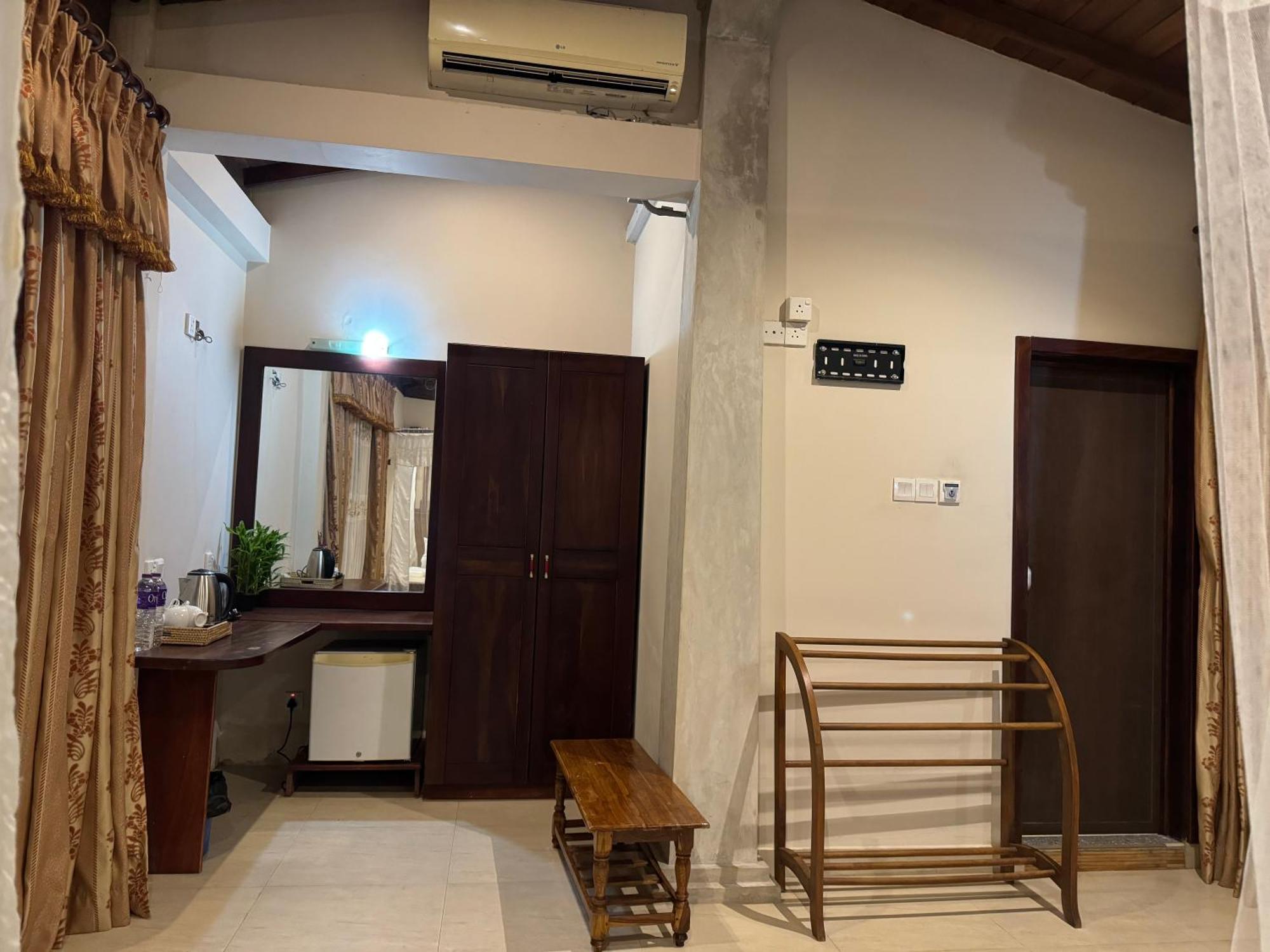 Brinkhouse Guesthouse , Unawatuna Beach Exterior photo
